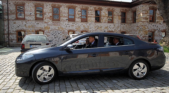 Başbakan Erdoğan Türkiye’de üretilen ilk elektrikli otomobili bizzat test etti..