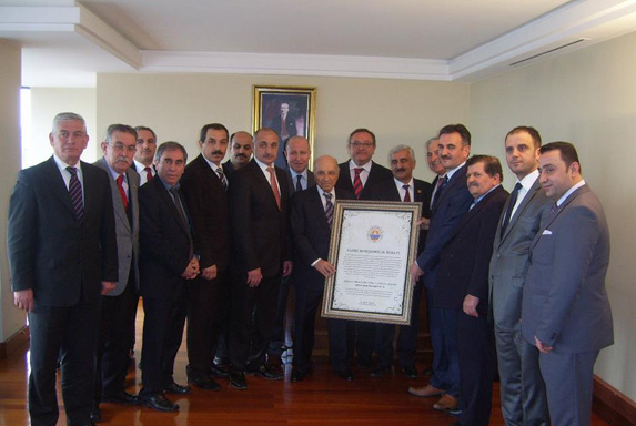 Gemlik Belediyesi’nden Asım Kocabıyık’a Fahri Hemşerilik Beratı.