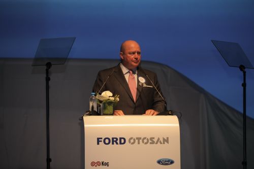 Ford Transit ürün ailesinin yeni üyeleri Tourneo Custom ve Transit Custom Ford Otosan Kocaeli Fabrikası’nda hattan indirildi