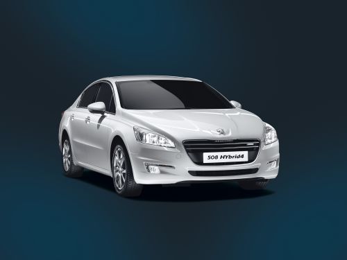 Peugeot, 3 farklı modelden oluşan bir HYbrid4 araç gamı sunuyor