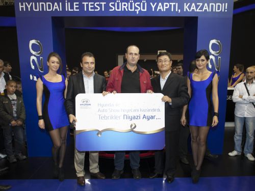 HYUNDAI’Yİ TEST ETTİ VE KAZANDI. BÜYÜK ÖDÜL HYUNDAI i20, AUTO SHOW’DA TESLİM EDİLDİ