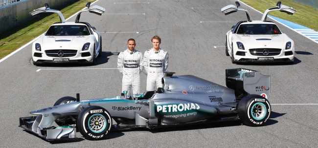 MERCEDES AMG PETRONAS 2013 Gümüş Oku tanıttı
