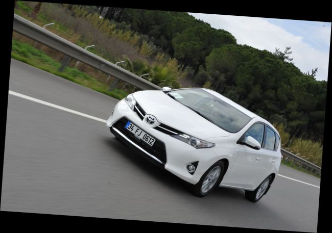2013 NCAP’TE SEGMENTLERİNDE  İLK 5 YILDIZI  YENİ AURIS VE YENİ RAV4 ALDI