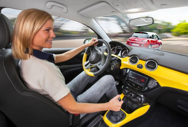 Opel ADAM Şimdi iPhone Entegreli Siri Eyes Free Uygulamasını Sunuyor