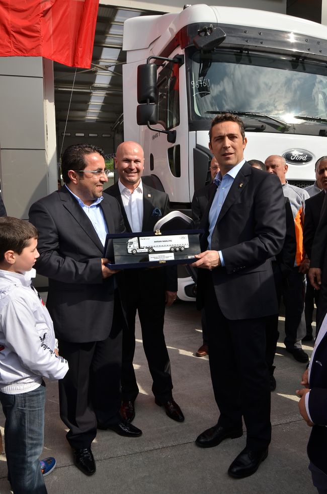 Türkiye’nin ilk Ford Trucks 4S plazasını hizmete açan Erdeğer, ilk teslimatlarını Ali Koç’la yaptı