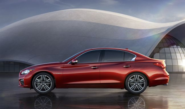 Akıllı otomobil INFINITI Q50  sürücüsünü ismiyle karşılıyor
