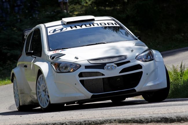 HYUNDAI i20 WRC ZORLU TESTLERİNE ASFALT VE ÇAKIL ÜZERİNDE DEVAM EDİYOR