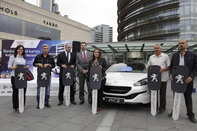 İstanbul Shopping Fest talihlileri ev ve Peugeot otomobillerini  teslim aldı
