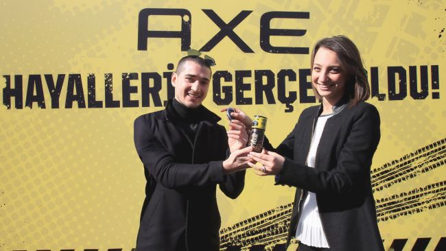 Mercedes SLS AMG’yi Bir  AXE Alarak Kazandı