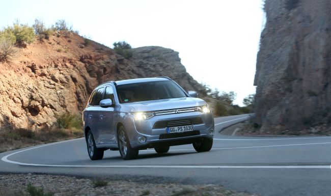 Dünyanın ilk plug-in hibrit 4×4 aracı olan Outlander PHEV, İngiltere’de Diesel Car Ödülleri’nden “En İyi Alternatif Yakıtlı Otomobil” ödülünü aldı.