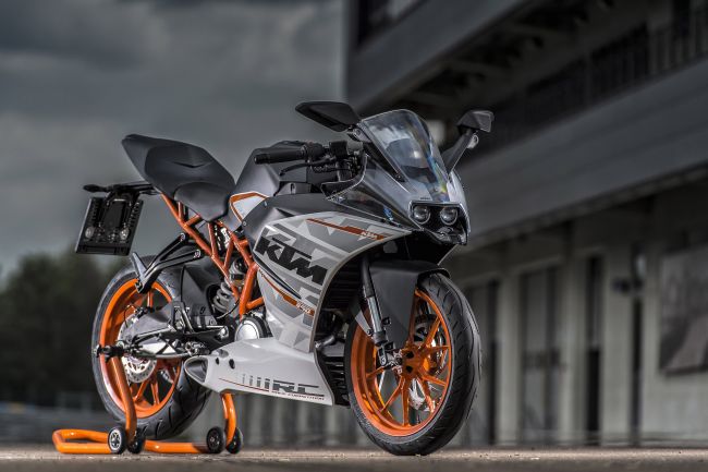 KTM’İN YENİ SUPERSPORT MAKİNESİ YARIŞA HAZIR.