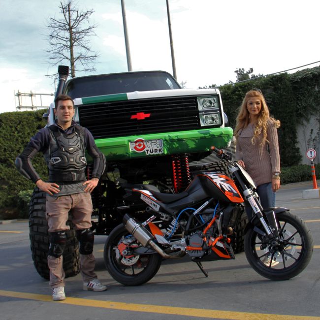 Canavar Arabalar Sahnede