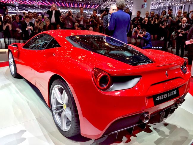 Ferrari 488 GTB Cenevre Sahnesi’nde!