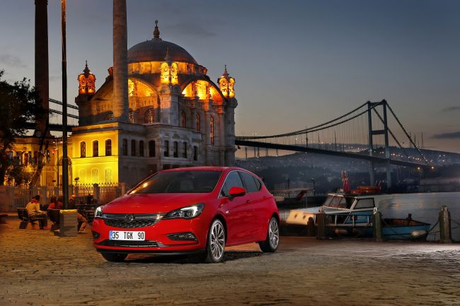 Yeni Opel Astra, İstanbul’da Yeni Yüzü ile Poz Verdi