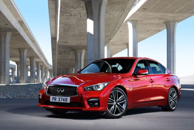 INFINITI, Q60 Sport Coupe ve QX30’la Cenevre Fuarında Boy Gösterdi