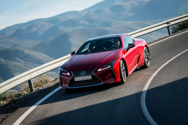 LEXUS’UN SÜPER COUPE’Sİ LC 500, DAĞ YOLLARINDA GÖVDE GÖSTERİSİ YAPTI