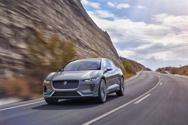 Jaguar, yeni elektrikli otomobili I-PACE Concept’i dünyada ilk kez sanal gerçeklik deneyimiyle sundu.