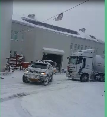 Mitsubishi L200 4×4’ün Karda Kalan Kamyona Yardımı