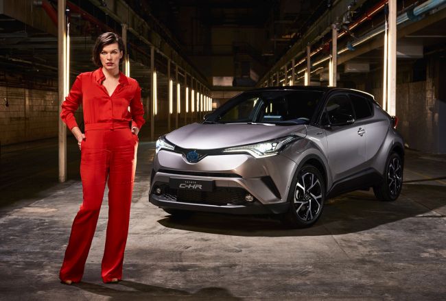 Totota C-HR  ve Milla Jovovich Londra’da Benzersiz Bir Şov’da Buluştu