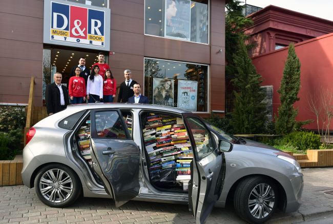 D&R’dan otomobil dolusu kitap sürprizi!
