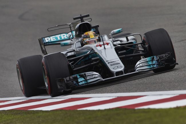 Mercedes AMG Petronas ve Hamilton’dan ilk zafer