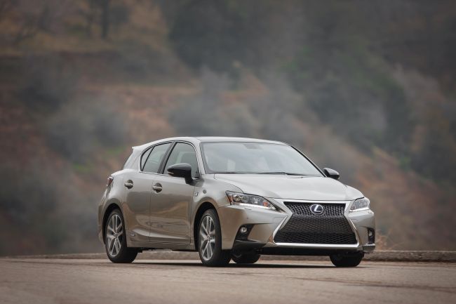 Lexus’un Kompakt Lüks Hibrit Modeli CT 200H Türkiye’de