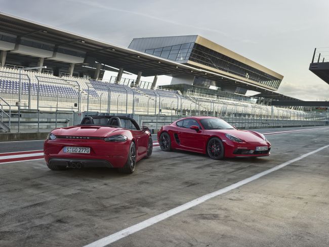 Porsche’den daha yüksek performans ve özel donanım iki yeni 718