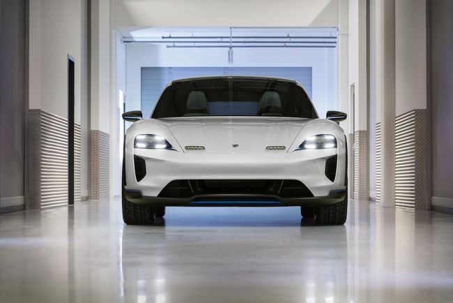 Porsche’nin elektrikli Crossover’ı: Porsche Mission E Cross Turismo