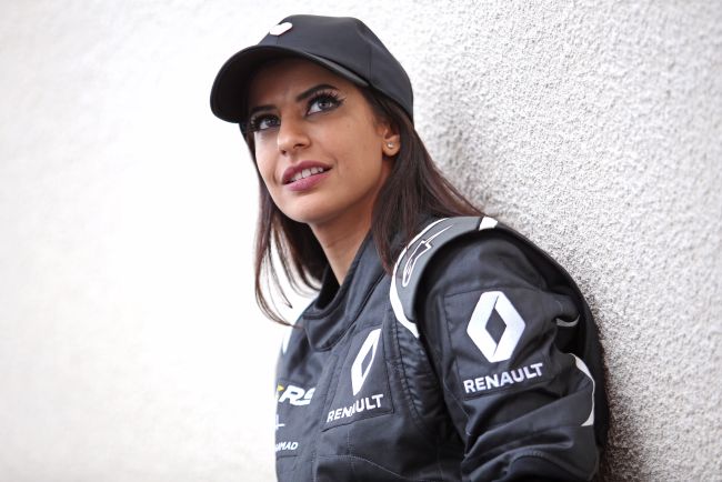 Renault F1 otomobilinde Suudi bir kadın sürücü