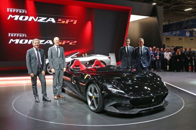Ferrari Monza SP1 ve SP2 Paris Otomobil Fuarı’nda Görücüye Çıktı!