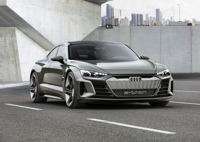 Audi’den 4 kapılı elektrikli coupe konsepti: Audi e-tron GT concept