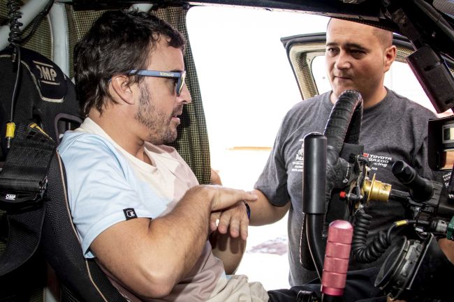 Fernando Alonso Dakar Rallisi’ni Kazanan Hilux’ı Test Etti
