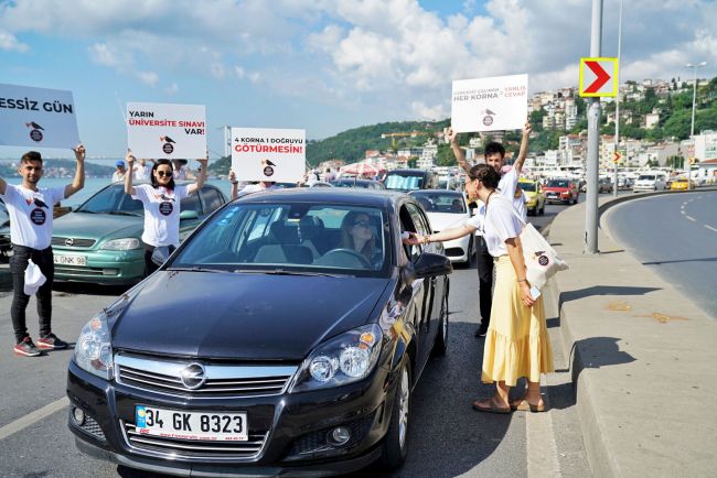 Öğrencilerden Sürücülere Eylem Gibi “Sınav Var Korna Çalmayın” Uyarısı