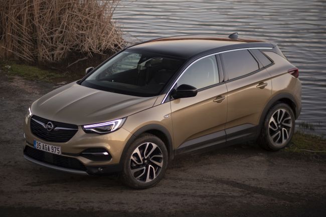 Opel, Babalara Grandland X’te En Çok Hangi Şarkıları Dinlediğini Sordu (video)