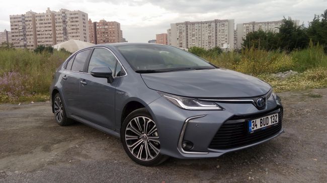 Toyota Corolla 1.8 Hybrid Testi
