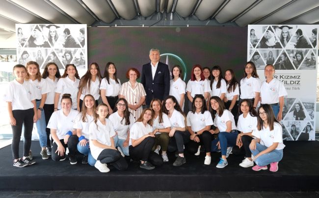 Mercedes-Benz Türk 15 Yılda 5 Bin Kız Öğrenciye Destek Oldu