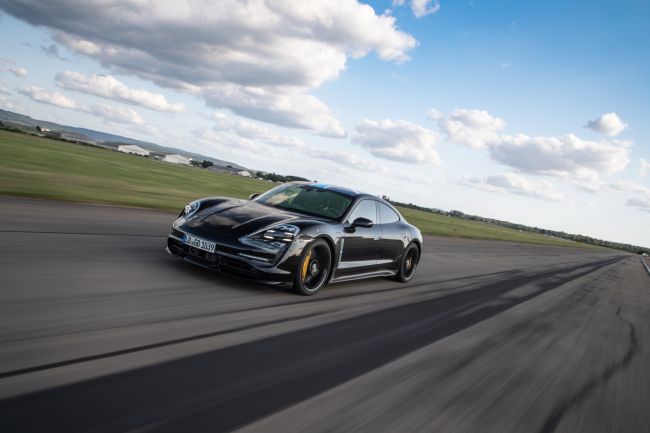 Yeni Porsche Taycan’dan Güç Gösterisi