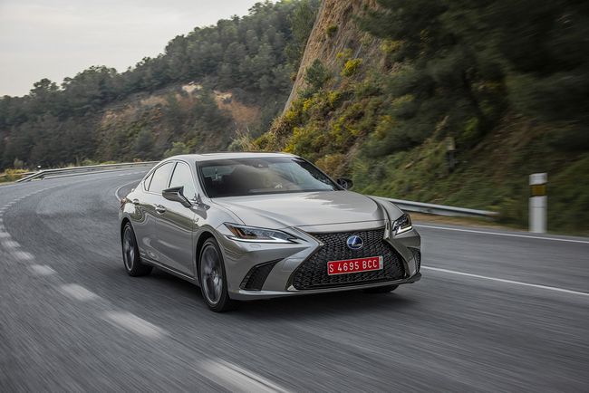 Lüks Lexus ES Hybrid’den Düşük Yakıt Tüketimi Rekoru