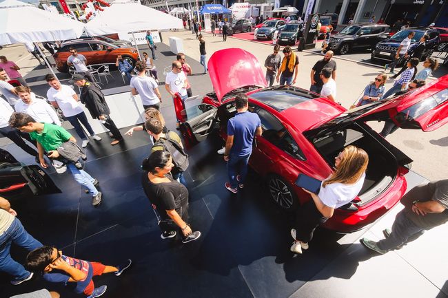 200 bine yakın kişi V Weekend Motoring’e koştu