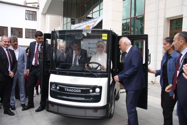 Sayın Emine Erdoğan Sıfır Atık Projesi’nin Pilot Bölgesi Kızılcahamam’da 100% elektrikli TRAGGER’i inceledi