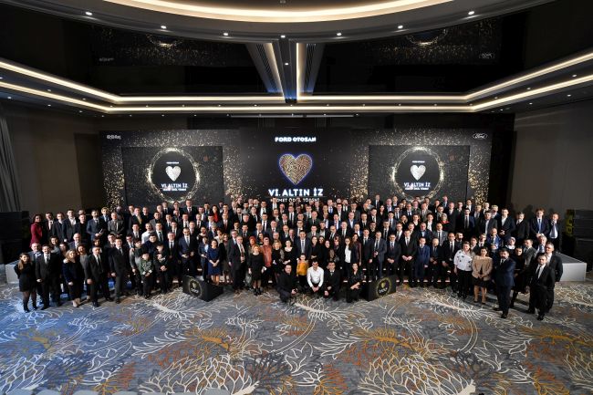 Ford Otosan tarihinde ‘altın iz’ler bırakan çalışanlar ödüllendirildi