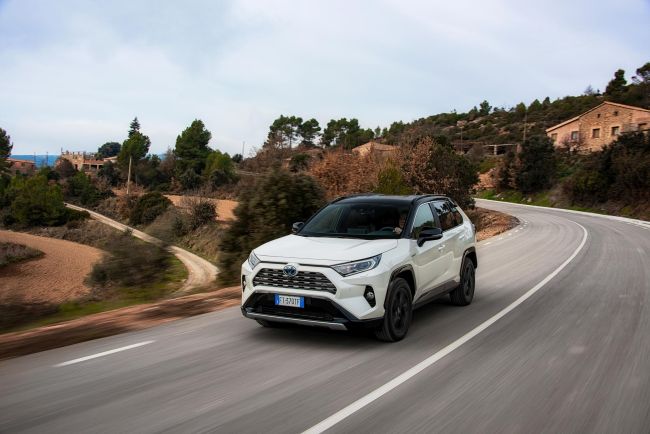 Toyota’dan Gerçek SUV, Gerçek Hibrit “RAV4 Hybrid Passion X-Sport”