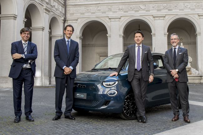 Tamamen Yeni Fiat 500 İtalya’nın Zirvesinde Görücüye Çıktı!