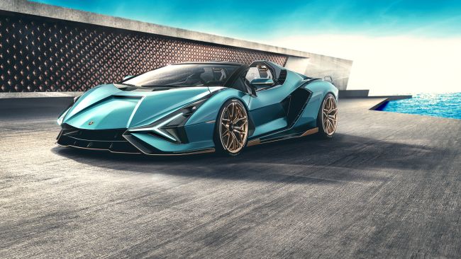 Lamborghini Sian Roadster; Masmavi gökyüzünün altında geleceğin teknolojisi