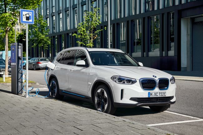 BMW’nin Tamamen Elektrikli İlk ‘’X’’ Modeli Yeni BMW iX3 Yollara Çıkmaya Hazır