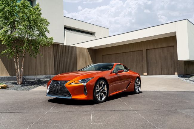 Lexus LC Yeni Rengiyle Daha da Büyüleyici