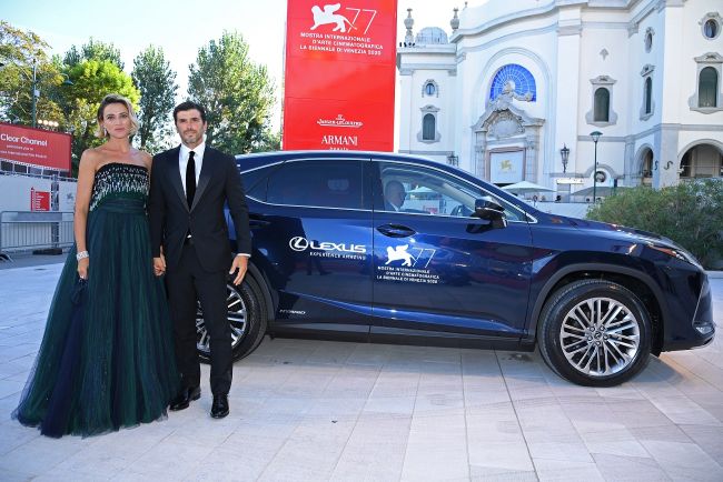 Lexus venedik’te kırmızı halının yıldızı oldu