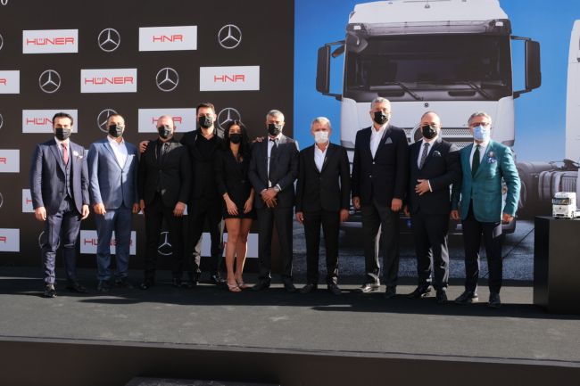 Mercedes-Benz Türk’ten Hüner Grup’a yılın en büyük kamyon teslimatı
