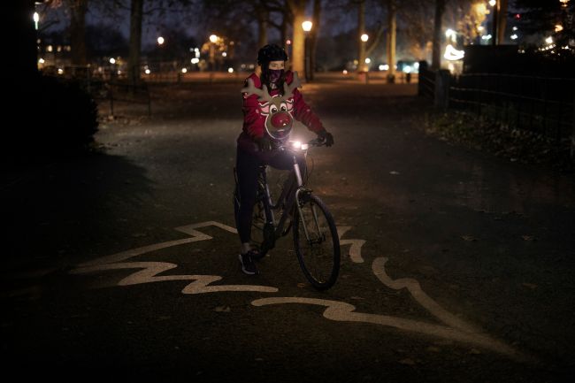 Trafikte ‘güvenli mesafe’ye dikkat çeken Ford’dan özel yeni yıl kazağı