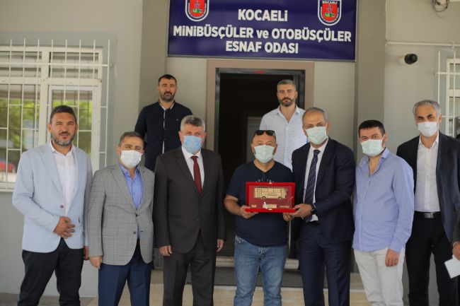 Anadolu Isuzu araçları ile motor kapağı açmadan 1 milyon kilometreyi geçen sürücüleri ödüllendirdi